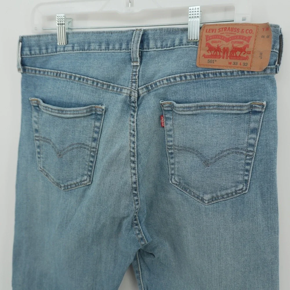 Levi's 501 Original Fit Jeans Mens 33x32 Light Wash Blue Button Fly Straight